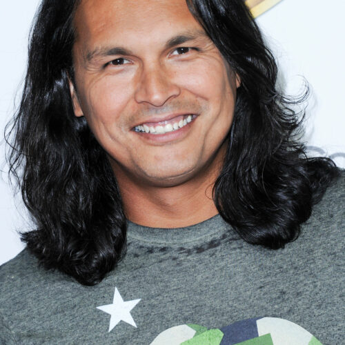 Adam Beach durante el Warner Bros. The Big Picture 2016 en el CinemaCon el martes 12 de abril de 2016, en Las Vegas. (Crédito: Richard Shotwell/Invision for Warner Bros./AP Images).