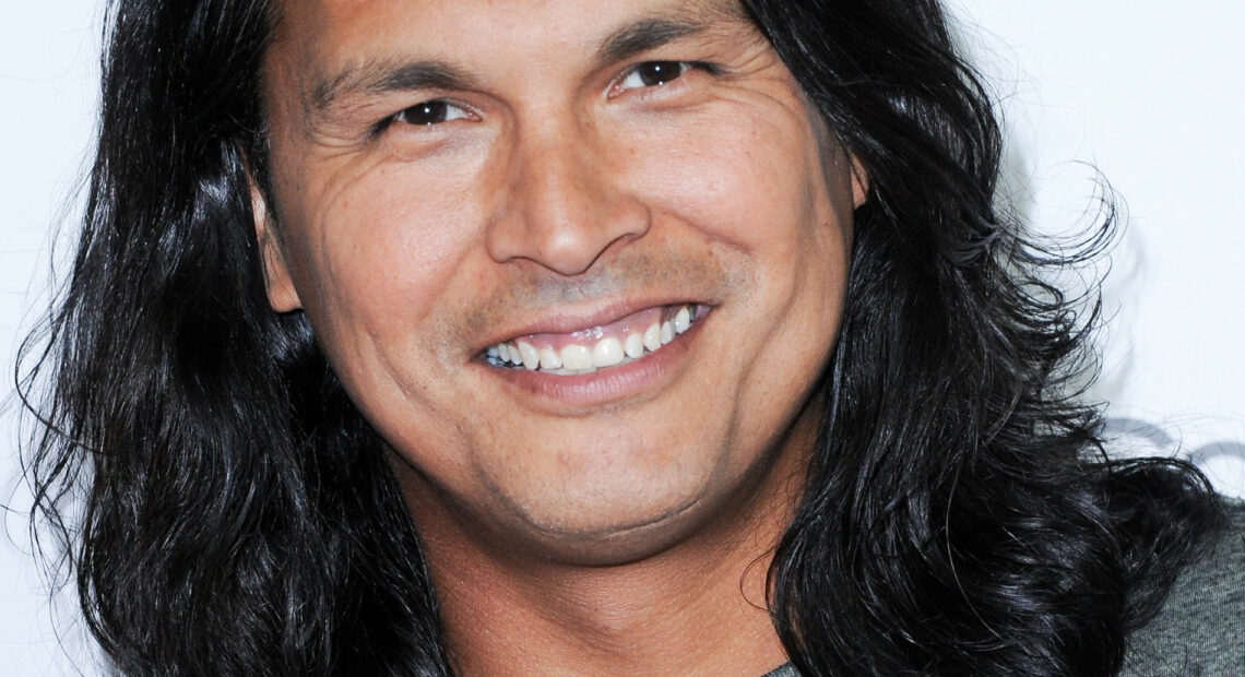 Adam Beach durante el Warner Bros. The Big Picture 2016 en el CinemaCon el martes 12 de abril de 2016, en Las Vegas. (Crédito: Richard Shotwell/Invision for Warner Bros./AP Images).