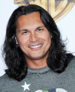 Adam Beach durante el Warner Bros. The Big Picture 2016 en el CinemaCon el martes 12 de abril de 2016, en Las Vegas. (Crédito: Richard Shotwell/Invision for Warner Bros./AP Images).