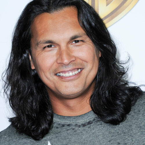 Adam Beach durante el Warner Bros. The Big Picture 2016 en el CinemaCon el martes 12 de abril de 2016, en Las Vegas. (Crédito: Richard Shotwell/Invision for Warner Bros./AP Images).