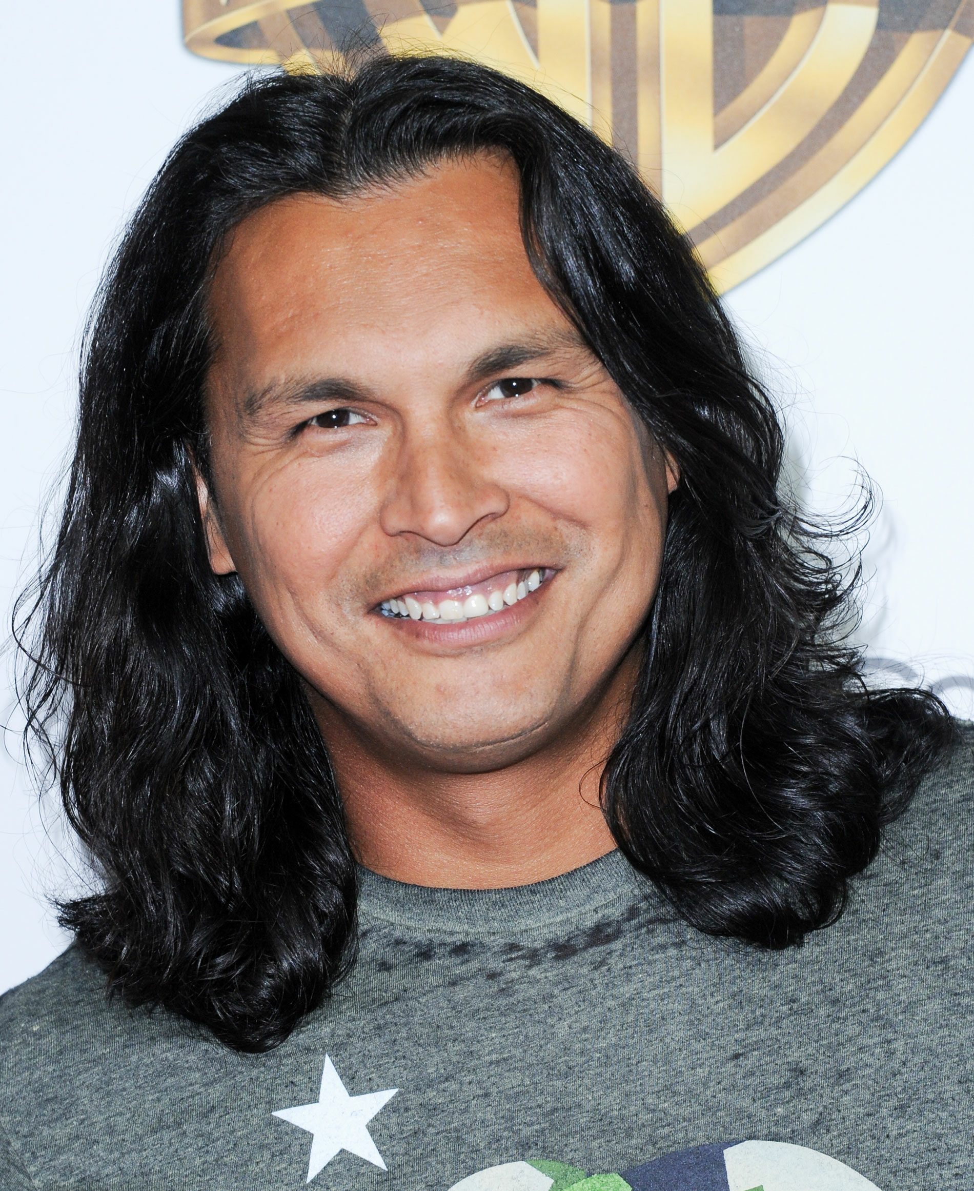 Adam Beach durante el Warner Bros. The Big Picture 2016 en el CinemaCon el martes 12 de abril de 2016, en Las Vegas. (Crédito: Richard Shotwell/Invision for Warner Bros./AP Images).