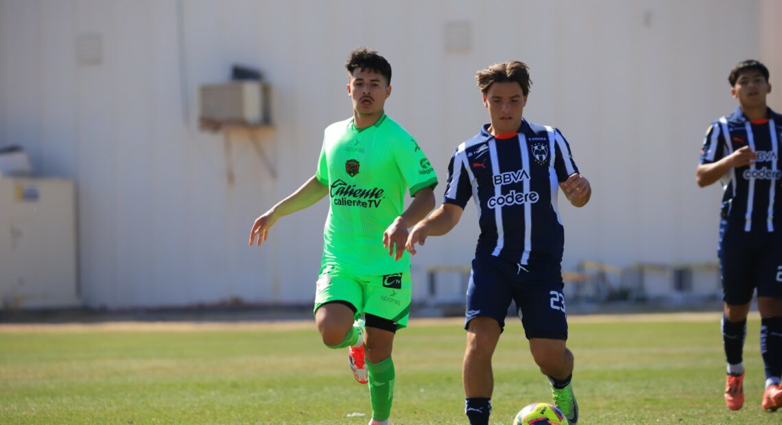 Chris Aquino, left, playing with FC Juarez Under-23.