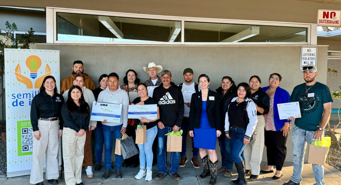 Participantes y ganadores del concurso “Tus ideas cuentan: Manzana 2024”, junto a miembros de la organización Semillero de Ideas y autoridades del estado que asistieron al evento de premiación en Pasco, Washington. (Crédito: Johanna Bejarano / NWPB).