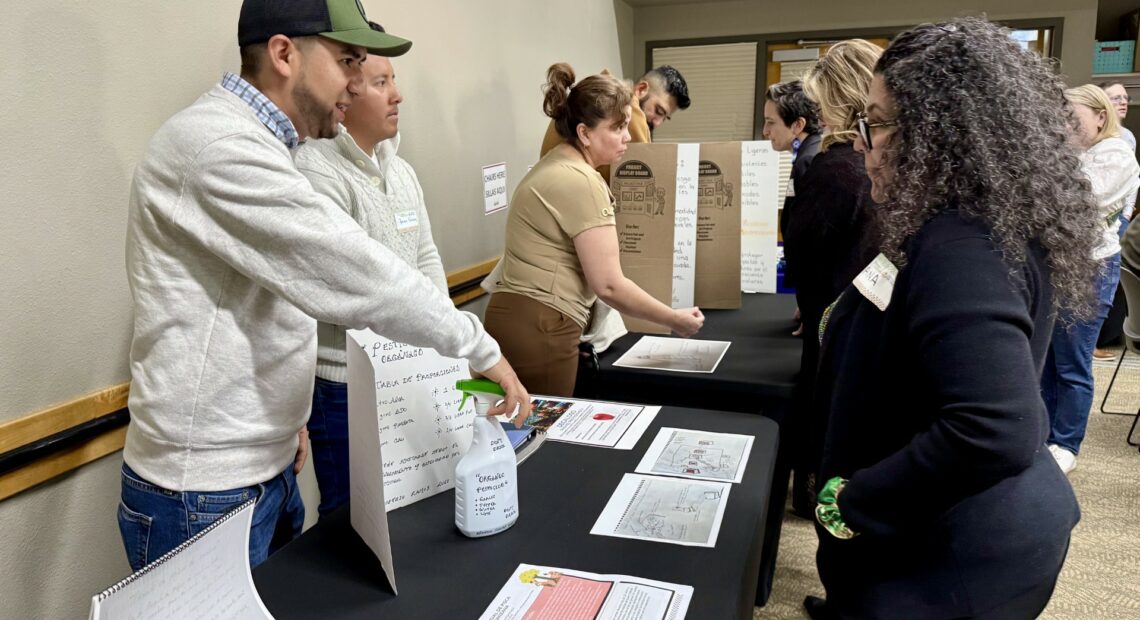 Semillero de ideas' participants explain their projects to members of the community. (Credit: Johanna Bejarano / NWPB)