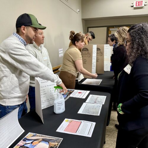 Semillero de ideas' participants explain their projects to members of the community. (Credit: Johanna Bejarano / NWPB)